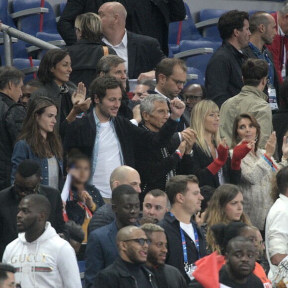 Leïla Kaddour-Boudadi, Vianney Bureau (Vianney) et sa compagne Catherine Robert, Nagui et sa femme Mélanie Page, Claude Deschamps - Veuillez flouter le visage de l'enfant avant publication - People dans les tribunes lors du match de football France- Andorre (3-0) pour les qualifications de l'Euro 2020 au Stade de France à Saint-Denis le 10 septembre 2019. © Giancarlo Gorassini/Bestimage