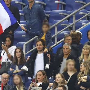 Leïla Kaddour-Boudadi, Vianney Bureau (Vianney) et sa compagne Catherine Robert, Nagui et sa femme Mélanie Page, Claude Deschamps - People dans les tribunes lors du match de football France- Andorre (3-0) pour les qualifications de l'Euro 2020 au Stade de France à Saint-Denis le 10 septembre 2019. © Gwendoline Le Goff/Panoramic/Bestimage