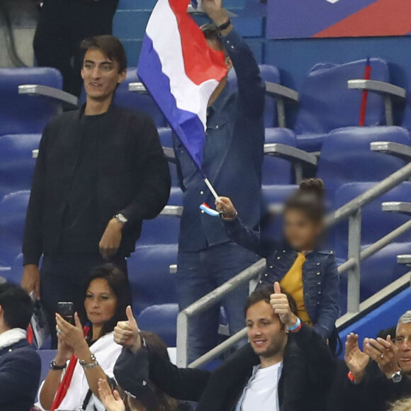 Leïla Kaddour-Boudadi, Vianney Bureau (Vianney) et sa compagne Catherine Robert, Nagui et sa femme Mélanie Page, Claude Deschamps - People dans les tribunes lors du match de football France- Andorre (3-0) pour les qualifications de l'Euro 2020 au Stade de France à Saint-Denis le 10 septembre 2019. © Gwendoline Le Goff/Panoramic/Bestimage