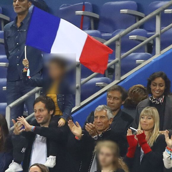 Leïla Kaddour-Boudadi, Vianney Bureau (Vianney) et sa compagne Catherine Robert, Nagui et sa femme Mélanie Page, Claude Deschamps - People dans les tribunes lors du match de football France- Andorre (3-0) pour les qualifications de l'Euro 2020 au Stade de France à Saint-Denis le 10 septembre 2019. © Gwendoline Le Goff/Panoramic/Bestimage