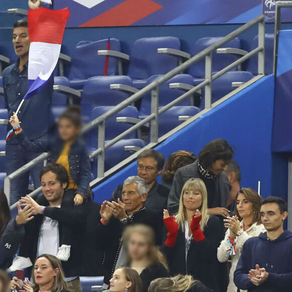 Leïla Kaddour-Boudadi, Vianney Bureau (Vianney) et sa compagne Catherine Robert, Nagui et sa femme Mélanie Page, Claude Deschamps - People dans les tribunes lors du match de football France- Andorre (3-0) pour les qualifications de l'Euro 2020 au Stade de France à Saint-Denis le 10 septembre 2019. © Gwendoline Le Goff/Panoramic/Bestimage