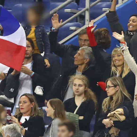 Leïla Kaddour-Boudadi, Vianney Bureau (Vianney) et sa compagne Catherine Robert, Nagui et sa femme Mélanie Page, Claude Deschamps - People dans les tribunes lors du match de football France- Andorre (3-0) pour les qualifications de l'Euro 2020 au Stade de France à Saint-Denis le 10 septembre 2019. © Gwendoline Le Goff/Panoramic/Bestimage