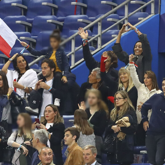 Leïla Kaddour-Boudadi, Vianney Bureau (Vianney) et sa compagne Catherine Robert, Nagui et sa femme Mélanie Page, Claude Deschamps - People dans les tribunes lors du match de football France- Andorre (3-0) pour les qualifications de l'Euro 2020 au Stade de France à Saint-Denis le 10 septembre 2019. © Gwendoline Le Goff/Panoramic/Bestimage