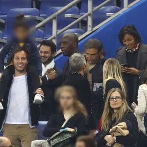 Leïla Kaddour-Boudadi, Vianney Bureau (Vianney) et sa compagne Catherine Robert, Nagui et sa femme Mélanie Page, Claude Deschamps - Veuillez flouter le visage de l'enfant avant publication - People dans les tribunes lors du match de football France- Andorre (3-0) pour les qualifications de l'Euro 2020 au Stade de France à Saint-Denis le 10 septembre 2019. © Giancarlo Gorassini/Bestimage