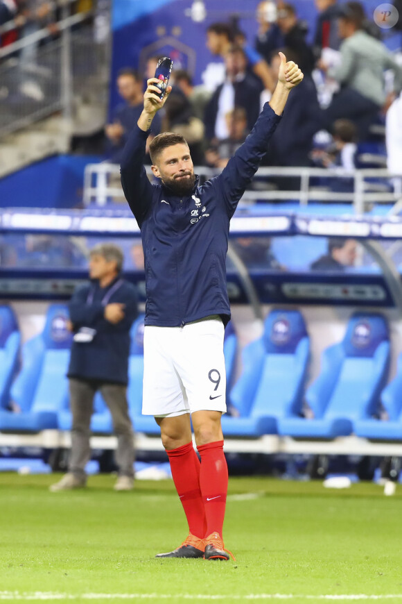 Olivier Giroud salue les supporters lors du match de football France-Andorre (3-0) pour les qualifications de l'Euro 2020 au Stade de France à Saint-Denis le 10 septembre 2019. © Gwendoline Le Goff /Panoramic/Bestimage