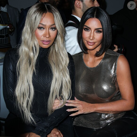 La La Anthony et Kim Kardashian au défilé Prêt à porter Serena Williams Printemps/Eté 2020 lors de la Fashion Week de New York City, New York, Etats-Unis, le 10 septembre 2019.