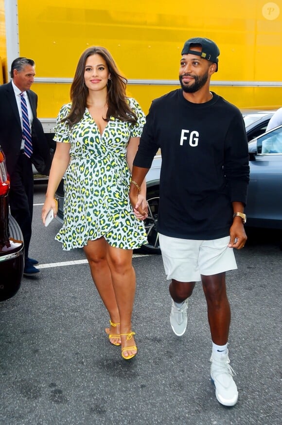 Ashley Graham (enceinte) et son mari Justin Ervin arrivent au défilé Prêt à porter Serena Williams Printemps/Eté 2020 lors de la Fashion Week de New York City, New York, Etats-Unis, le 10 septembre 2019.