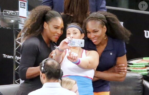 Serena Williams, Marion Bartoli et Venus Williams font des selfies - Le retour de Marion Bartoli lors du mini-tournoi d'exhibition Tie Break Tens au Madison Square Garden à New York City, New York, Etats-Unis, le 5 march, 2018.