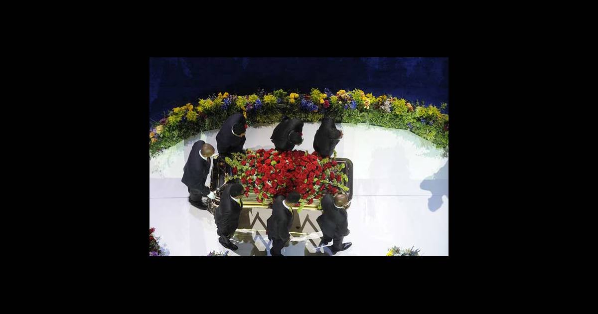 Musique Avec Les Noirs Et Le Cercueil Le cercueil de Michael Jackson au Staples Center vu du ciel... - Purepeople