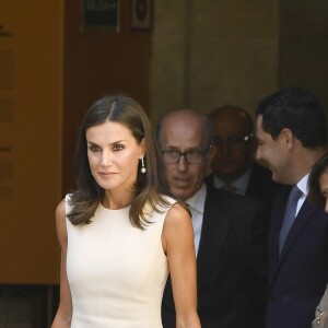 La reine Letizia d'Espagne en robe Pedro del Hierro le 12 septembre 2019 à Séville lors de son déplacement avec le roi Felipe VI pour les 500 ans du premier tour du monde, entrepris par Magellan et bouclé par Elcano. Le couple royal a notamment inauguré aux Archives générales des Indes l'exposition "El viaje mas largo" ("Le voyage le plus long").