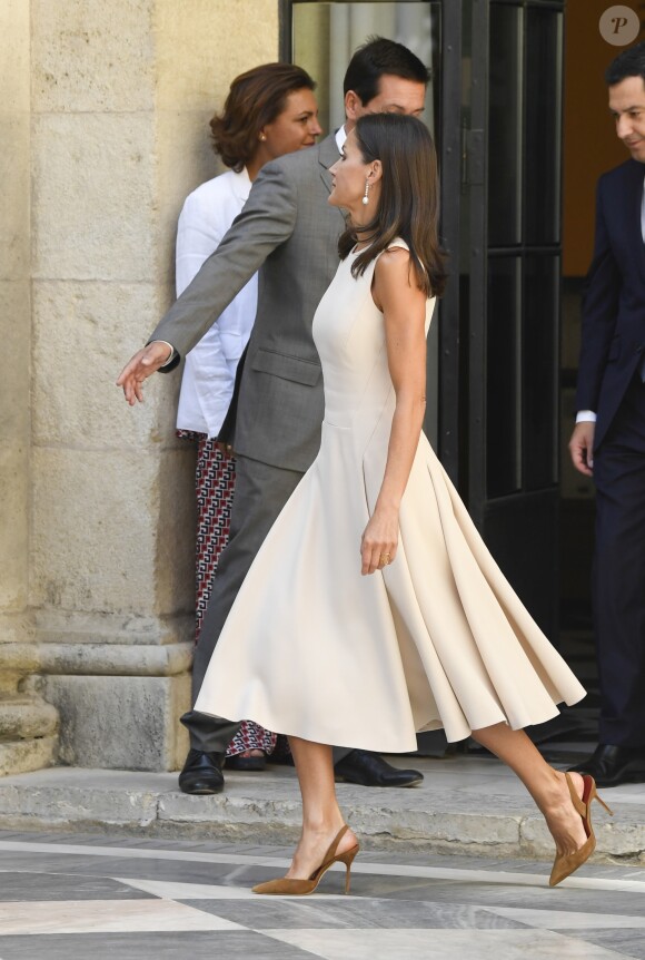 La reine Letizia d'Espagne en robe Pedro del Hierro le 12 septembre 2019 à Séville lors de son déplacement avec le roi Felipe VI pour les 500 ans du premier tour du monde, entrepris par Magellan et bouclé par Elcano. Le couple royal a notamment inauguré aux Archives générales des Indes l'exposition "El viaje mas largo" ("Le voyage le plus long").