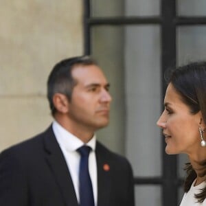 La reine Letizia d'Espagne en robe Pedro del Hierro le 12 septembre 2019 à Séville lors de son déplacement avec le roi Felipe VI pour les 500 ans du premier tour du monde, entrepris par Magellan et bouclé par Elcano. Le couple royal a notamment inauguré aux Archives générales des Indes l'exposition "El viaje mas largo" ("Le voyage le plus long").