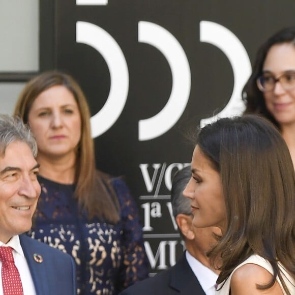 La reine Letizia d'Espagne en robe Pedro del Hierro le 12 septembre 2019 à Séville lors de son déplacement avec le roi Felipe VI pour les 500 ans du premier tour du monde, entrepris par Magellan et bouclé par Elcano. Le couple royal a notamment inauguré aux Archives générales des Indes l'exposition "El viaje mas largo" ("Le voyage le plus long").