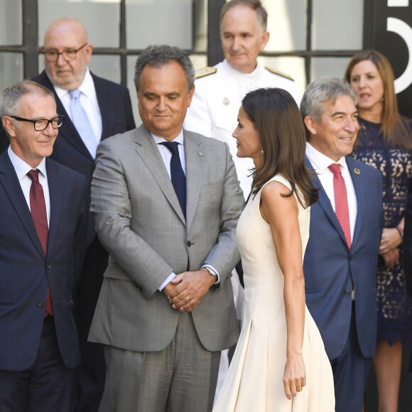 La reine Letizia d'Espagne en robe Pedro del Hierro le 12 septembre 2019 à Séville lors de son déplacement avec le roi Felipe VI pour les 500 ans du premier tour du monde, entrepris par Magellan et bouclé par Elcano. Le couple royal a notamment inauguré aux Archives générales des Indes l'exposition "El viaje mas largo" ("Le voyage le plus long").