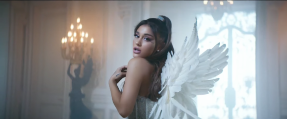 Ariana Grande dans le clip de "Don't Call Me Angel", bande originale du film Charlie's Angels, le 13 septembre 2019.