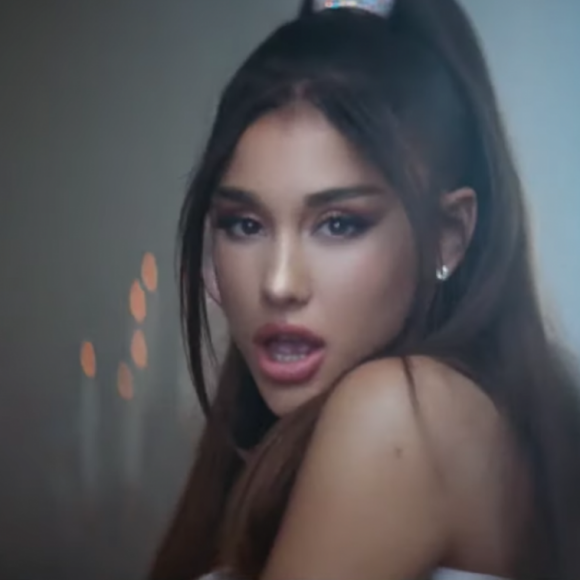 Ariana Grande dans le clip de "Don't Call Me Angel", bande originale du film Charlie's Angels, le 13 septembre 2019.