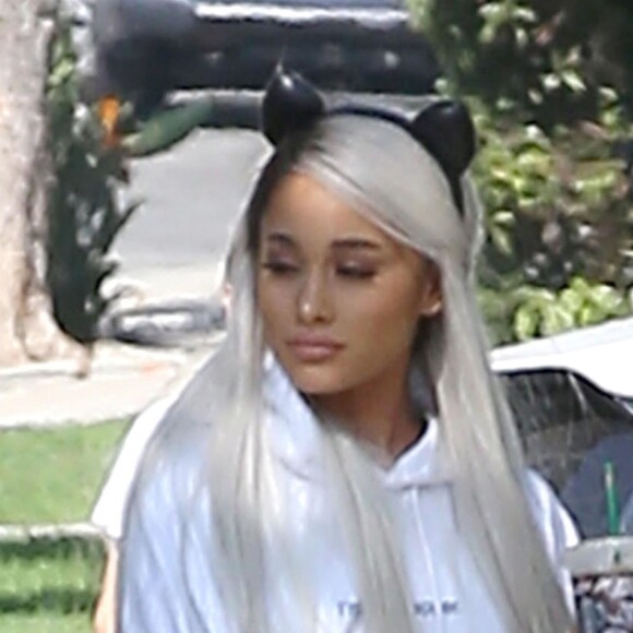 Exclusif - La chanteuse Ariana Grande, avec un serre-tête oreilles de chat, se rend à dans un studio d'enregistrement à West Hollywood, Los Angeles, Californie, Etats-Unis, le 8 novembre 2018.