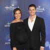 Italia Ricci enceinte et son mari Robbie Amell à la soirée Hallmark Movies and Mysteries 2019 dans une résidence privée du quartier de Beverly Hills à Los Angeles, le 26 juillet 2019 Hallmark Channel and Hallmark Movies and Mysteries 2019 Summer TCA held at a private residence in Beverly Hills, California. 26th july 201926/07/2019 - Los Angeles
