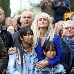 Laeticia Hallyday et ses filles Joy et Jade, le gérant du Zénith toulousain, Daniel Colling - Laeticia Hallyday et ses filles Jade et Joy inaugurent une esplanade portant le nom de Johnny Hallyday située en face du Zénith de Toulouse, le 15 juin 2019, date hautement symbolique puisque le rockeur aurait eu 76 ans. © Dominique Jacovides/Bestimage