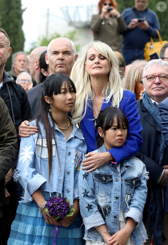 Laeticia Hallyday et ses filles Joy et Jade, le gérant du Zénith toulousain, Daniel Colling - Laeticia Hallyday et ses filles Jade et Joy inaugurent une esplanade portant le nom de Johnny Hallyday située en face du Zénith de Toulouse, le 15 juin 2019, date hautement symbolique puisque le rockeur aurait eu 76 ans. © Dominique Jacovides/Bestimage