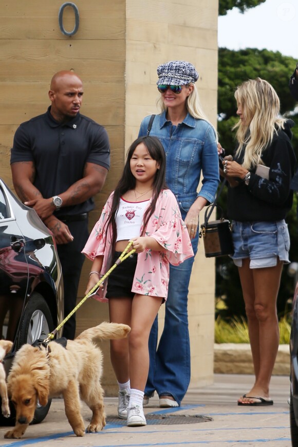 Laeticia Hallyday, sa fille Joy et Christina - Les filles de L.Hallyday et deux amies d'école vendent de la limonade pour collecter des fonds pour l'association de leur mère au Vietnam, devant la villa de Pacific Palisades, Los Angeles, Californie Etats-Unis, le 18 mai 2019.