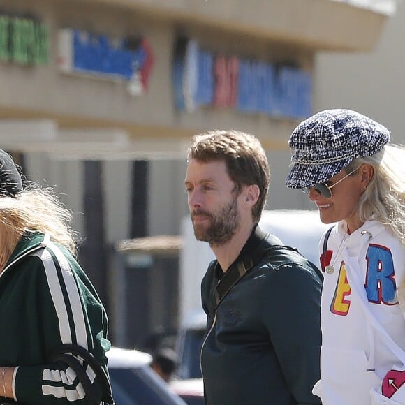 Laeticia Hallyday va déjeuner avec sa mère Françoise Thibault, son frère Grégory Boudou et Maryline Issartier dans un restaurant de sushis à Los Angeles le 8 mars 2019.