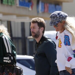 Laeticia Hallyday va déjeuner avec sa mère Françoise Thibault, son frère Grégory Boudou et sa compagne Maryline Issartier dans un restaurant de sushis à Los Angeles le 8 mars 2019.