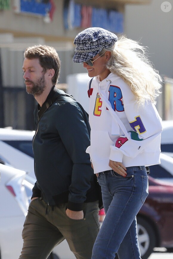 Laeticia Hallyday va déjeuner avec sa mère Françoise Thibault, son frère Grégory Boudou et sa compagne Maryline Issartier dans un restaurant de sushis à Los Angeles le 8 mars 2019.
