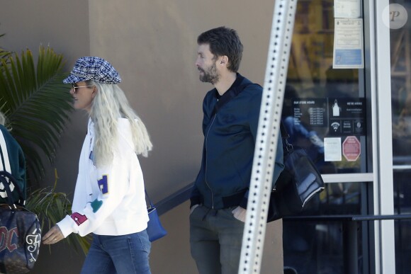 Laeticia Hallyday va déjeuner avec sa mère Françoise Thibault, son frère Grégory Boudou et sa compagne Maryline Issartier dans un restaurant de sushis à Los Angeles le 8 mars 2019.