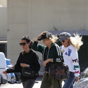 Laeticia Hallyday va déjeuner avec sa mère Françoise Thibault, son frère Grégory Boudou et sa compagne Maryline Issartier dans un restaurant de sushis à Los Angeles le 8 mars 2019.