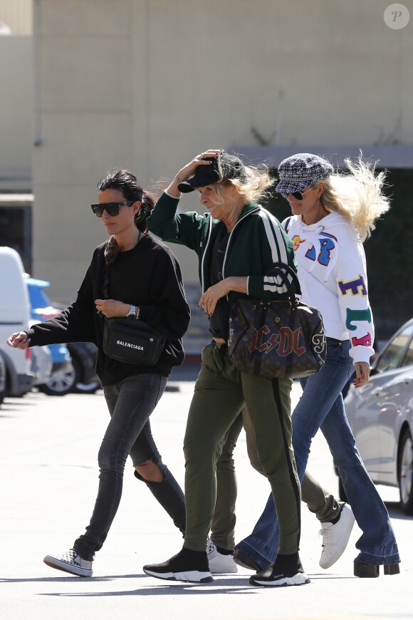 Laeticia Hallyday va déjeuner avec sa mère Françoise Thibault, son frère Grégory Boudou et sa compagne Maryline Issartier dans un restaurant de sushis à Los Angeles le 8 mars 2019.