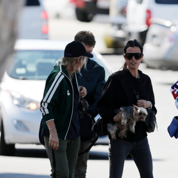 Laeticia Hallyday va déjeuner avec sa mère Françoise Thibault, son frère Grégory Boudou et sa compagne Maryline Issartier dans un restaurant de sushis à Los Angeles le 8 mars 2019.