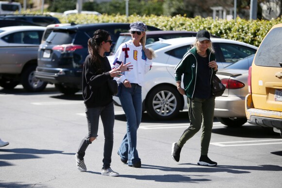 Laeticia Hallyday va déjeuner avec sa mère Françoise Thibault, son frère Grégory Boudou et sa compagne Maryline Issartier dans un restaurant de sushis à Los Angeles le 8 mars 2019.