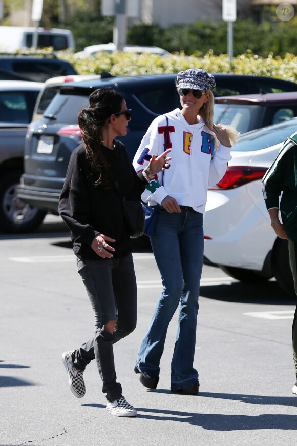 Laeticia Hallyday va déjeuner avec sa mère Françoise Thibault, son frère Grégory Boudou et sa compagne Maryline Issartier dans un restaurant de sushis à Los Angeles le 8 mars 2019.