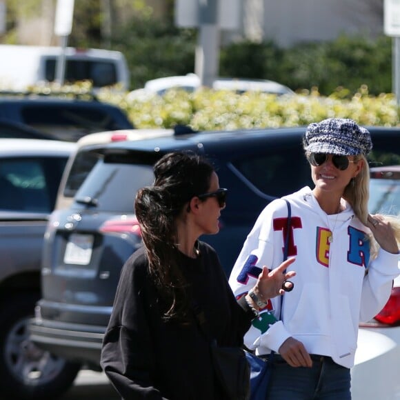 Laeticia Hallyday va déjeuner avec sa mère Françoise Thibault, son frère Grégory Boudou et sa compagne Maryline Issartier dans un restaurant de sushis à Los Angeles le 8 mars 2019.