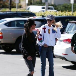 Laeticia Hallyday va déjeuner avec sa mère Françoise Thibault, son frère Grégory Boudou et sa compagne Maryline Issartier dans un restaurant de sushis à Los Angeles le 8 mars 2019.