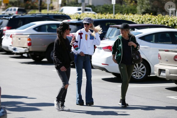 Laeticia Hallyday va déjeuner avec sa mère Françoise Thibault, son frère Grégory Boudou et sa compagne Maryline Issartier dans un restaurant de sushis à Los Angeles le 8 mars 2019.