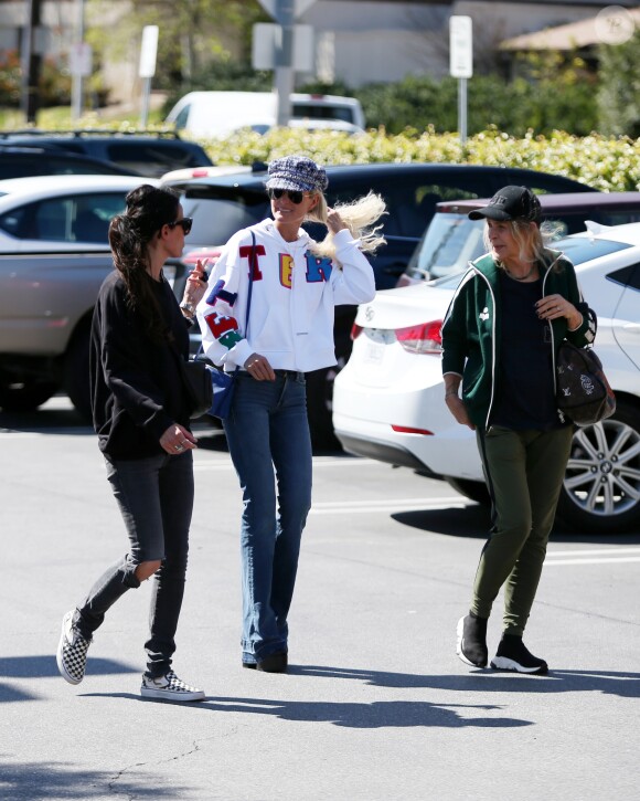 Laeticia Hallyday va déjeuner avec sa mère Françoise Thibault, son frère Grégory Boudou et sa compagne Maryline Issartier dans un restaurant de sushis à Los Angeles le 8 mars 2019.