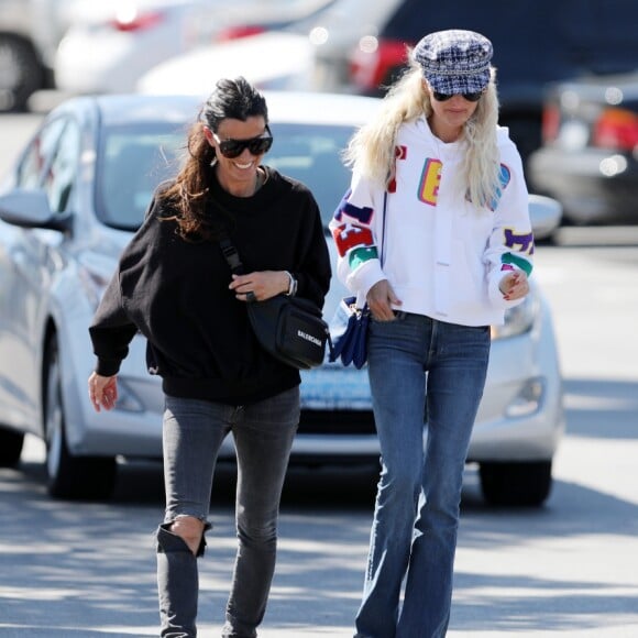 Laeticia Hallyday va déjeuner avec sa mère Françoise Thibault, son frère Grégory Boudou et sa compagne Maryline Issartier dans un restaurant de sushis à Los Angeles le 8 mars 2019.