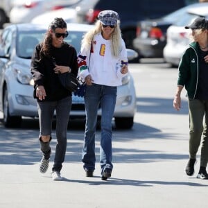 Laeticia Hallyday va déjeuner avec sa mère Françoise Thibault, son frère Grégory Boudou et sa compagne Maryline Issartier dans un restaurant de sushis à Los Angeles le 8 mars 2019.