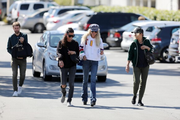Laeticia Hallyday va déjeuner avec sa mère Françoise Thibault, son frère Grégory Boudou et sa compagne Maryline Issartier dans un restaurant de sushis à Los Angeles le 8 mars 2019.