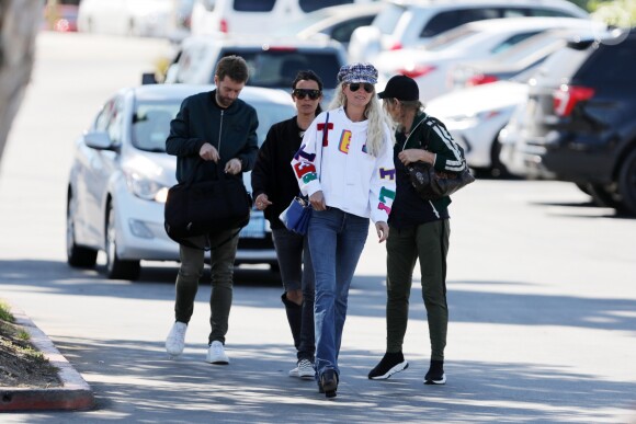 Laeticia Hallyday va déjeuner avec sa mère Françoise Thibault, son frère Grégory Boudou et sa compagne Maryline Issartier dans un restaurant de sushis à Los Angeles le 8 mars 2019.