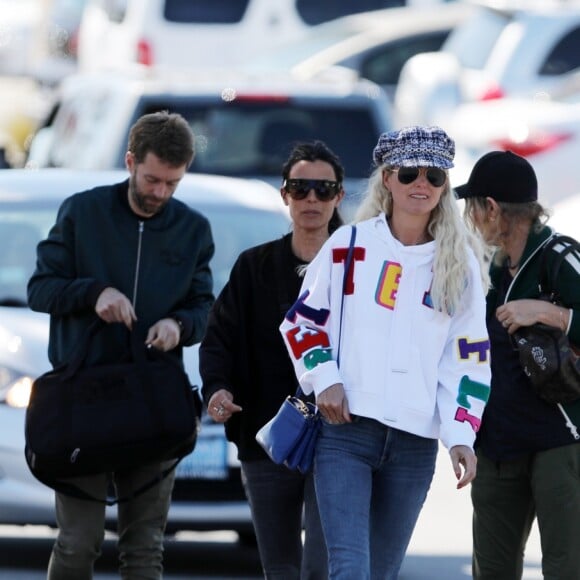 Laeticia Hallyday va déjeuner avec sa mère Françoise Thibault, son frère Grégory Boudou et sa compagne Maryline Issartier dans un restaurant de sushis à Los Angeles le 8 mars 2019.