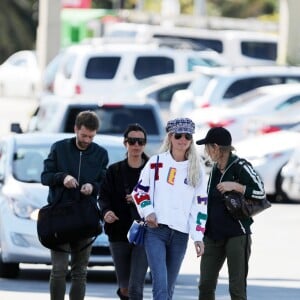 Laeticia Hallyday va déjeuner avec sa mère Françoise Thibault, son frère Grégory Boudou et sa compagne Maryline Issartier dans un restaurant de sushis à Los Angeles le 8 mars 2019.