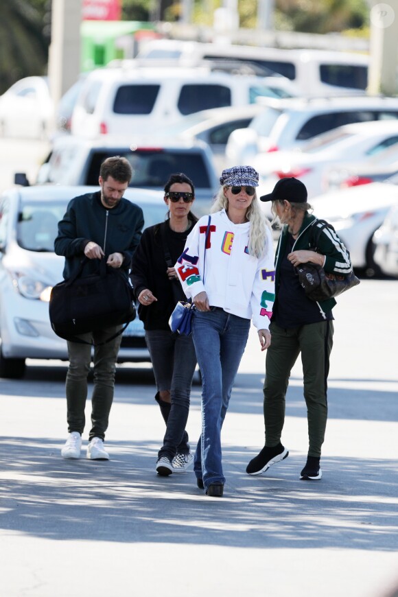 Laeticia Hallyday va déjeuner avec sa mère Françoise Thibault, son frère Grégory Boudou et sa compagne Maryline Issartier dans un restaurant de sushis à Los Angeles le 8 mars 2019.