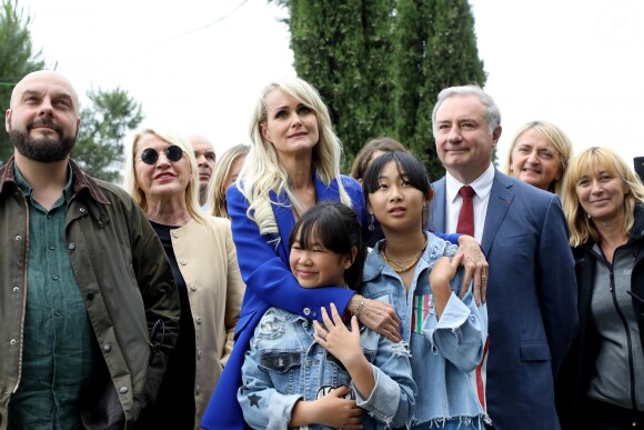 Laeticia Hallyday et ses filles Jade et Joy inaugurent une esplanade portant le nom de Johnny Hallyday située en face du Zénith de Toulouse, le 15 juin 2019, date hautement symbolique puisque le rockeur aurait eu 76 ans. © Dominique Jacovides/Bestimage