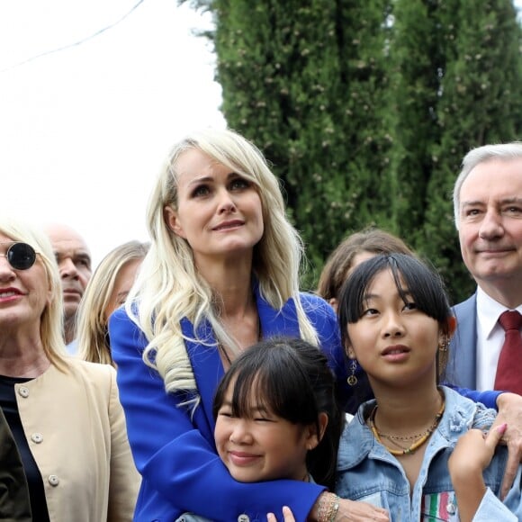 Laeticia Hallyday et ses filles Jade et Joy inaugurent une esplanade portant le nom de Johnny Hallyday située en face du Zénith de Toulouse, le 15 juin 2019, date hautement symbolique puisque le rockeur aurait eu 76 ans. © Dominique Jacovides/Bestimage