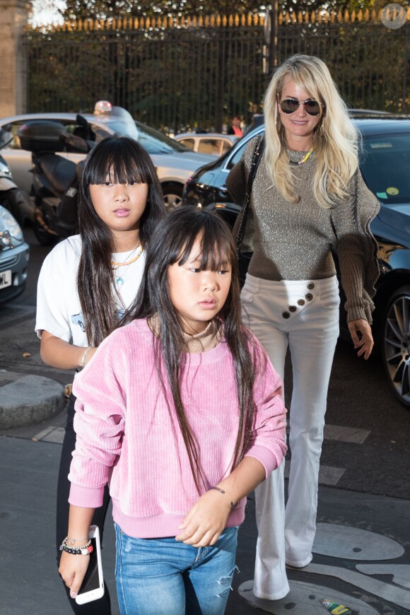 Laeticia Hallyday et ses filles Jade et Joy s'arrêtent rue de Rivoli pour rendre visite à une amie à Paris le 9 octobre 2018.