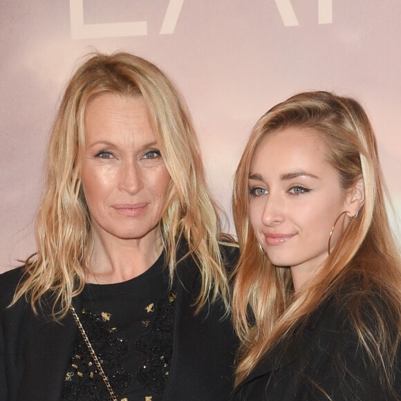 Estelle Lefébure avec sa fille Emma Smet à l'avant-première du film "Holy Lands" au cinéma UGC Normandie à Paris, France, le 4 décembre 2018. © Coadic Guirec/Bestimage