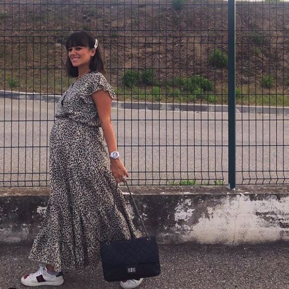 Alizée, enceinte, affiche son ventre très arrondi pour la promotion d'un site en ligne.